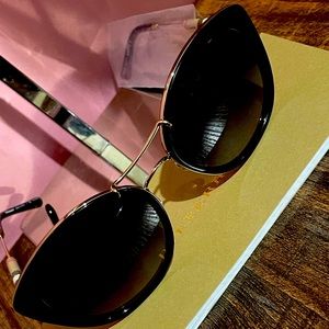‼️ SOLD ‼️BURBERRY SUNGLASSES